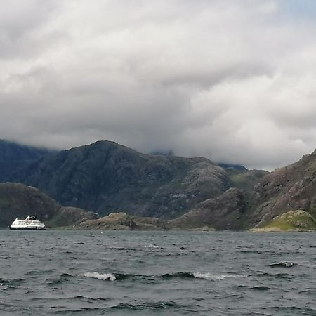 Вилла Poachers Bothy Skeabost Экстерьер фото